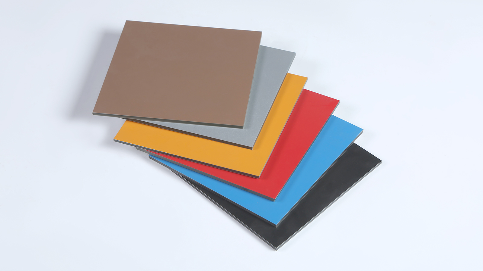 鋁塑板抗壓性強，為高層建筑提供更加穩(wěn)固的保障