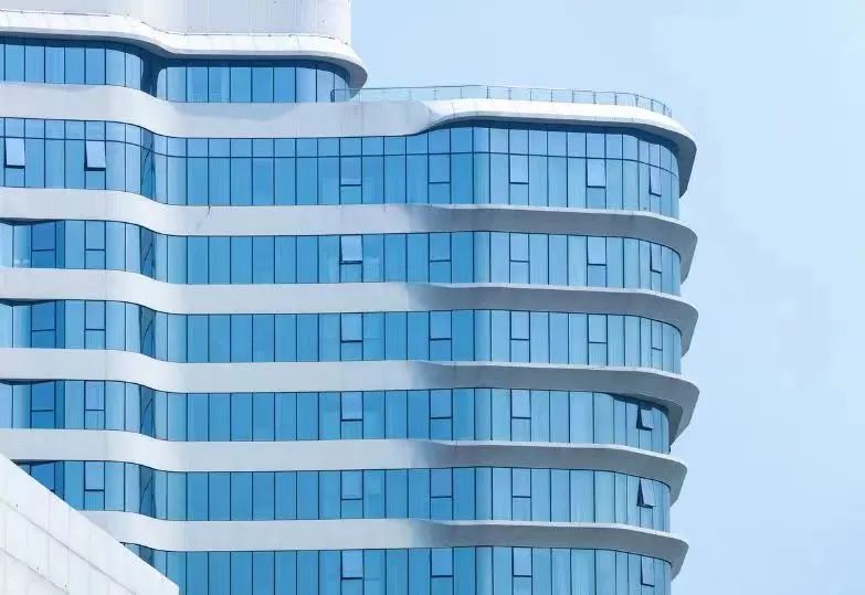 山東吉祥建材白色鋁板搭配藍色幕墻，恰似藍海白浪！