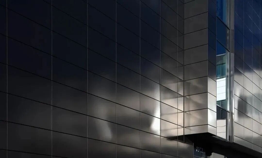 告別幕墻“哈哈鏡”！不銹鋼、鋁板、玻璃平整度提升全攻略（一）